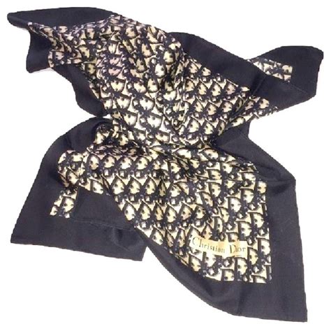 Foulard Dior pour femme .